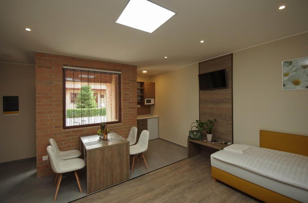 Mosoly Deluxe Apartman Gyula Ngoại thất bức ảnh